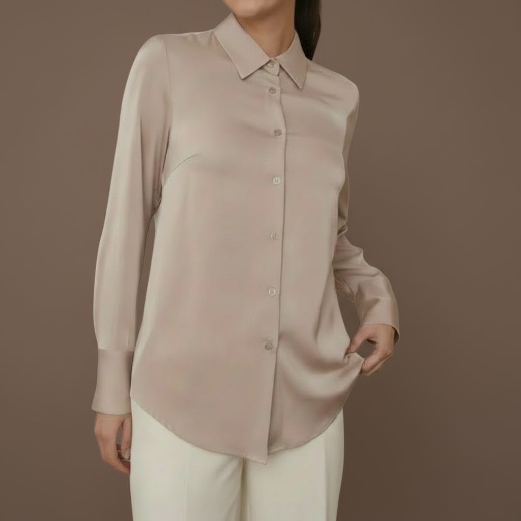 Woman wearing a beige blouse and white pants