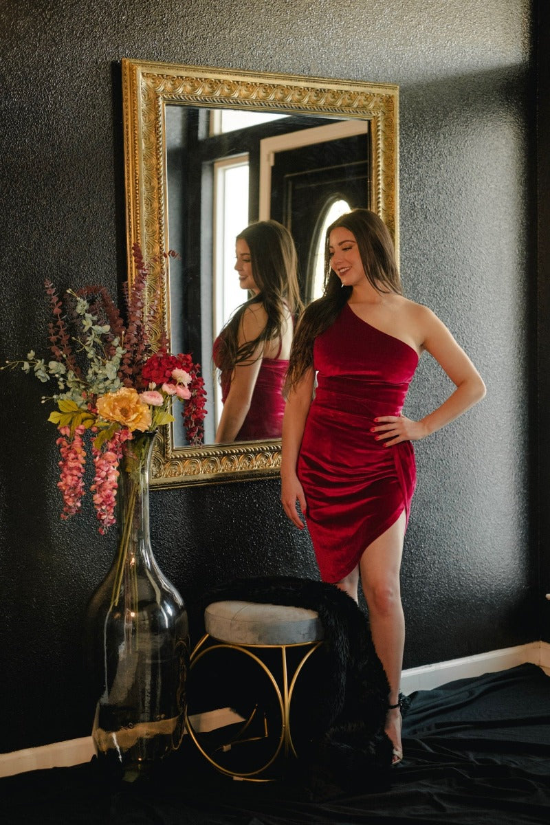 Ultra-soft for all-night comfort in our Rania Velvet Burgundy Dress with a one shoulder that elegantly drapes across and ruches up creating an asymmetrical length. Pair with dressy heels and matching ruby accessories for a goddess look.